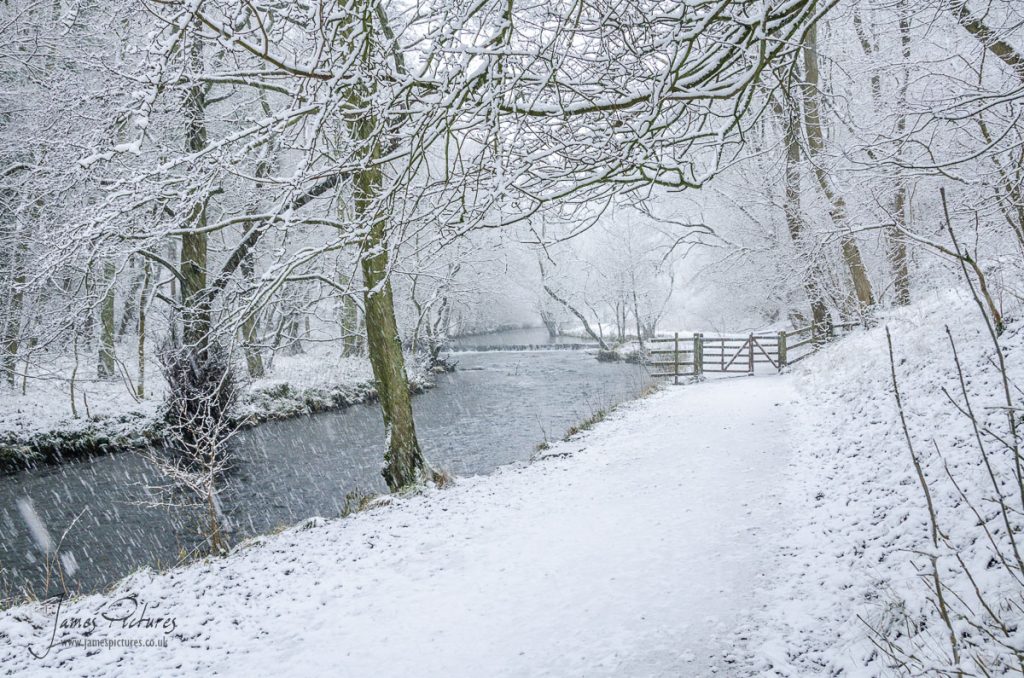 A walk along the River Dove, folowing the River Dove in the snow